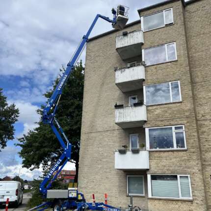 Rensning af tagrender og tage med lift